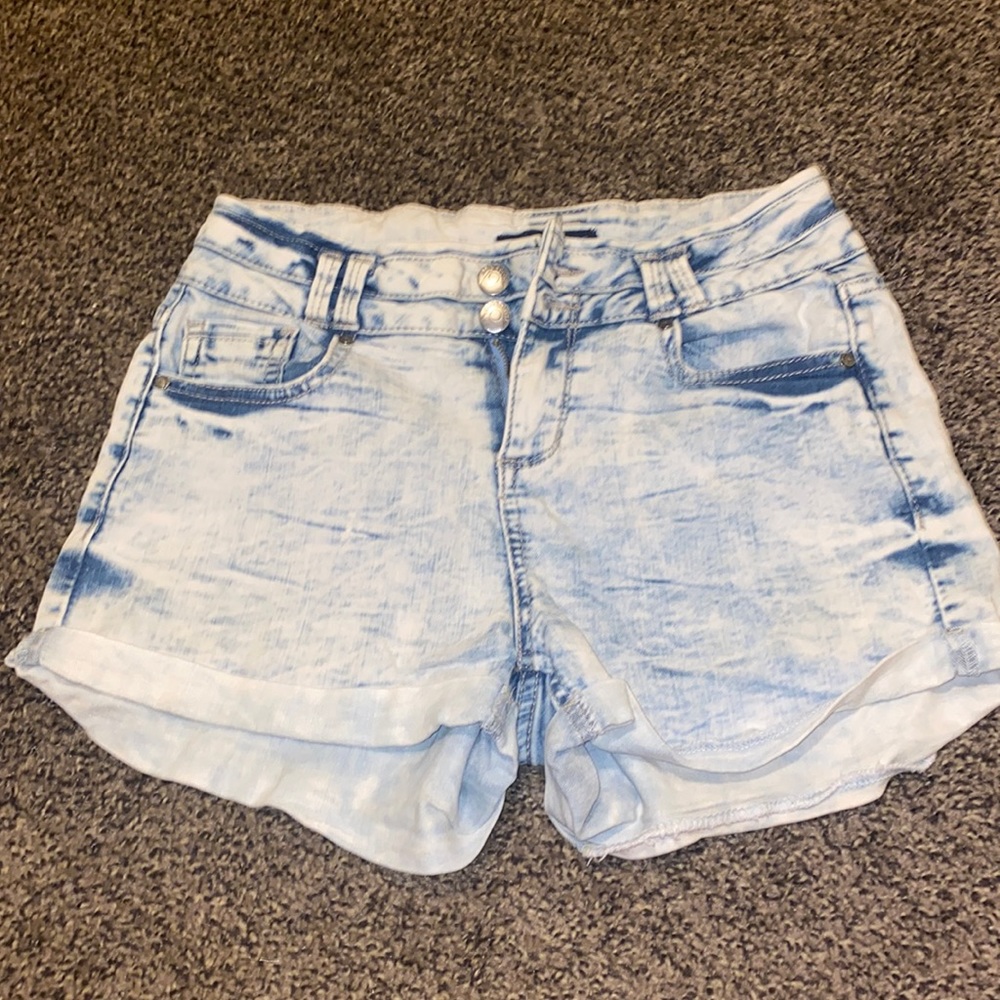 Super cute and comfy acid washed high wasted shorts, size 5